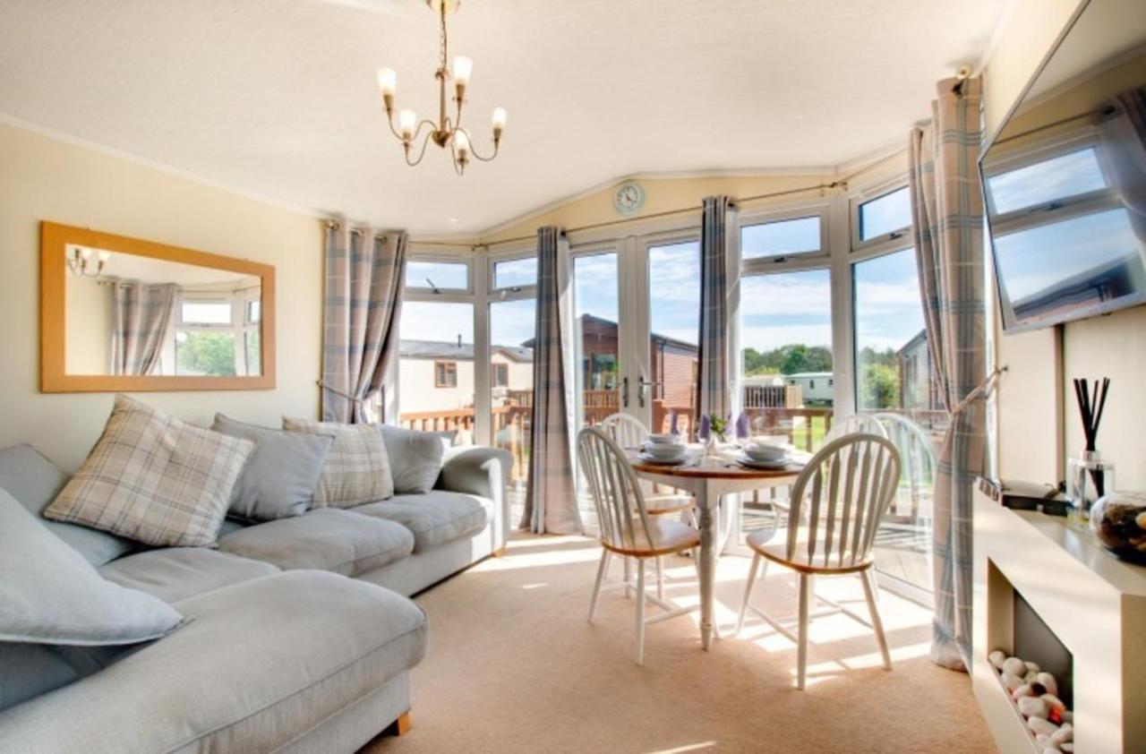 Stunning 3-Bed Hot Tub Lodge Northumberland Felton  Extérieur photo